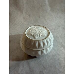 Heritage House Winter Wonderland Porcelain Music Box Celebration of Love Japan